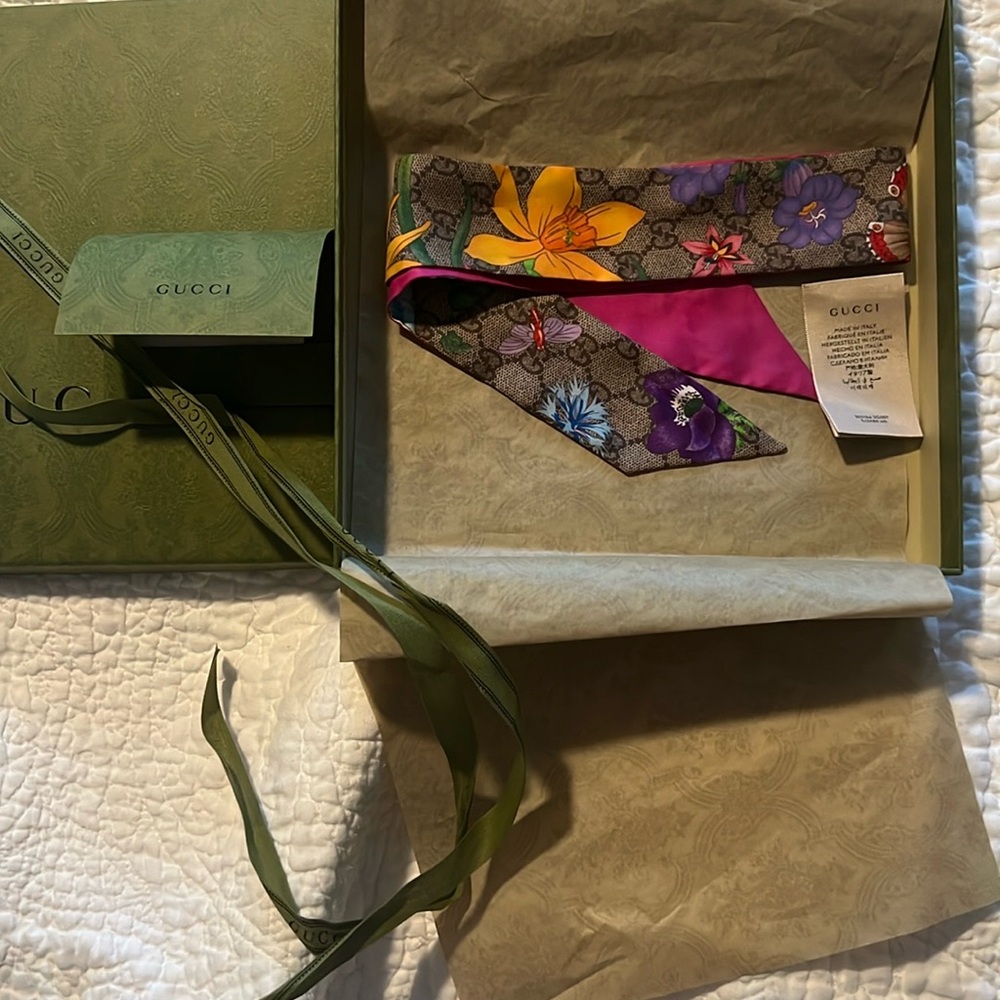 Gucci 🇮🇹 GG Flora Silk Neck Bow